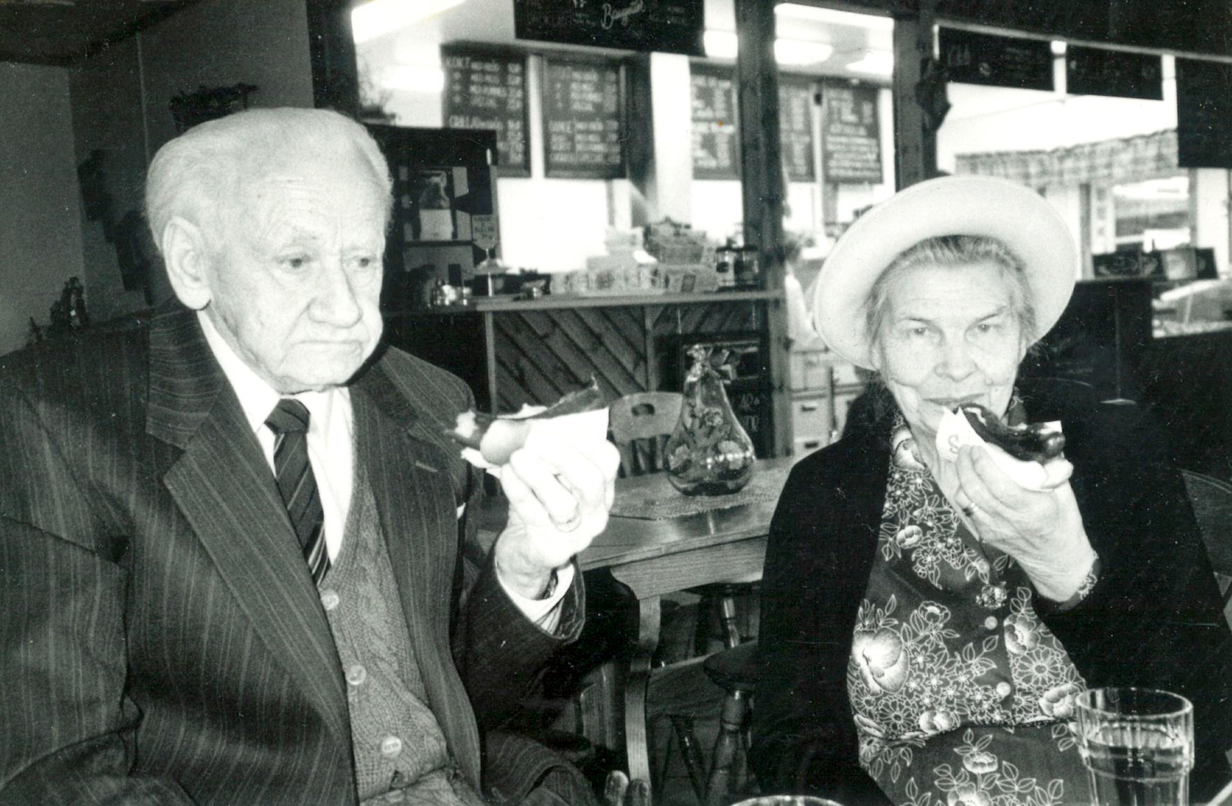 Sixten och Sonja äter korv